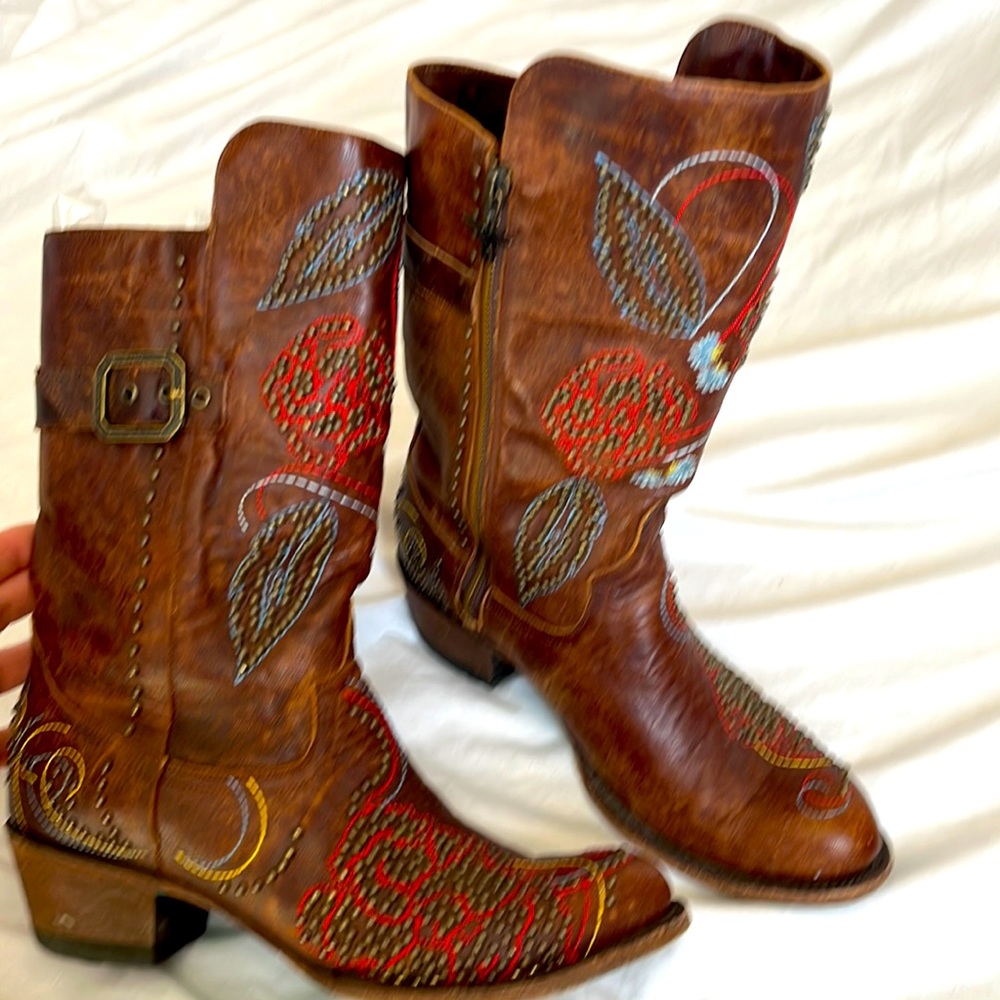 Sundance boots, beautiful detail, studded